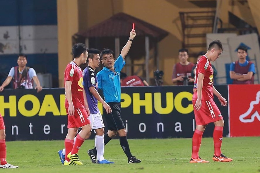 Điểm tin bóng đá Việt Nam sáng 06/04: Bầu Đức “trảm” cầu thủ đá láo, bầu Hiển thưởng nóng Hà Nội FC