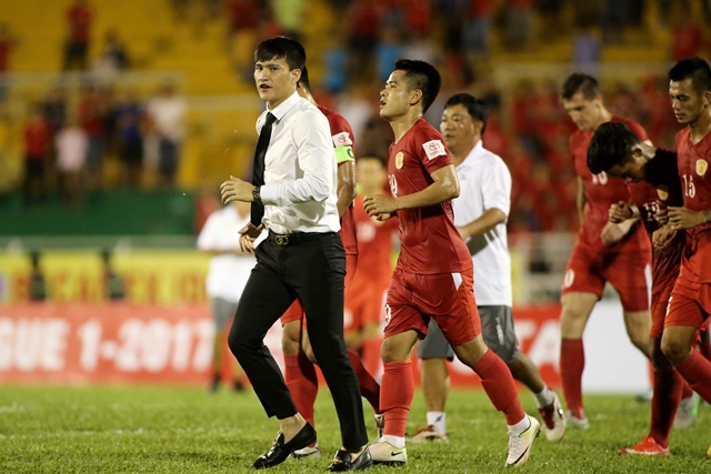 Điểm tin bóng đá Việt Nam sáng 17/4: Công Vinh đổ lỗi cho trọng tài sau trận thua S. Khánh Hòa