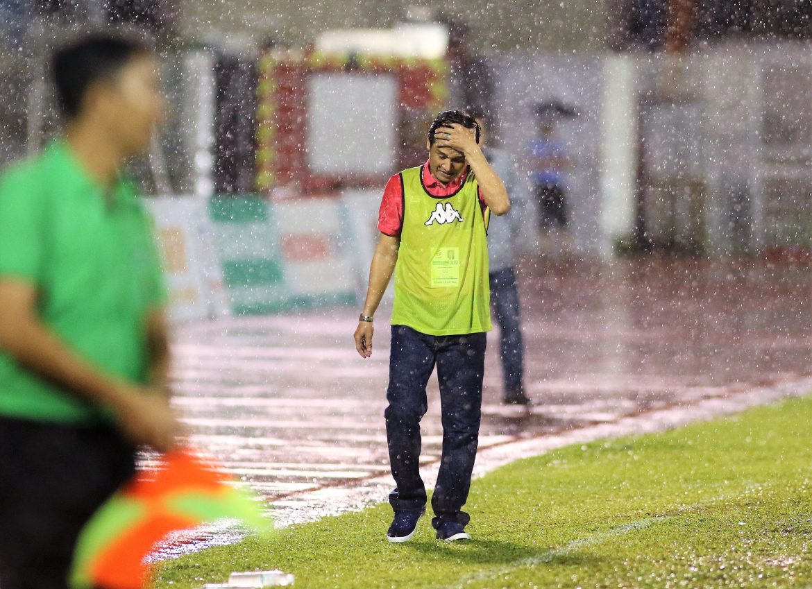 Điểm tin bóng đá Việt Nam sáng 2/4: HAGL bỏ ngỏ trường hợp HLV Kiatisak; Minh Phương phân trần chuyện học trò đá ghế