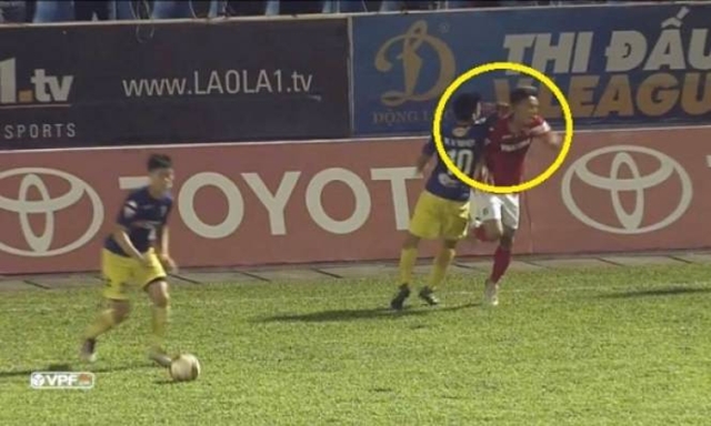 Điểm tin bóng đá Việt Nam tối 26/11: Bị Đội trưởng ĐT Việt Nam giật cùi chỏ, Nghiêm Xuân Tú nói gì?