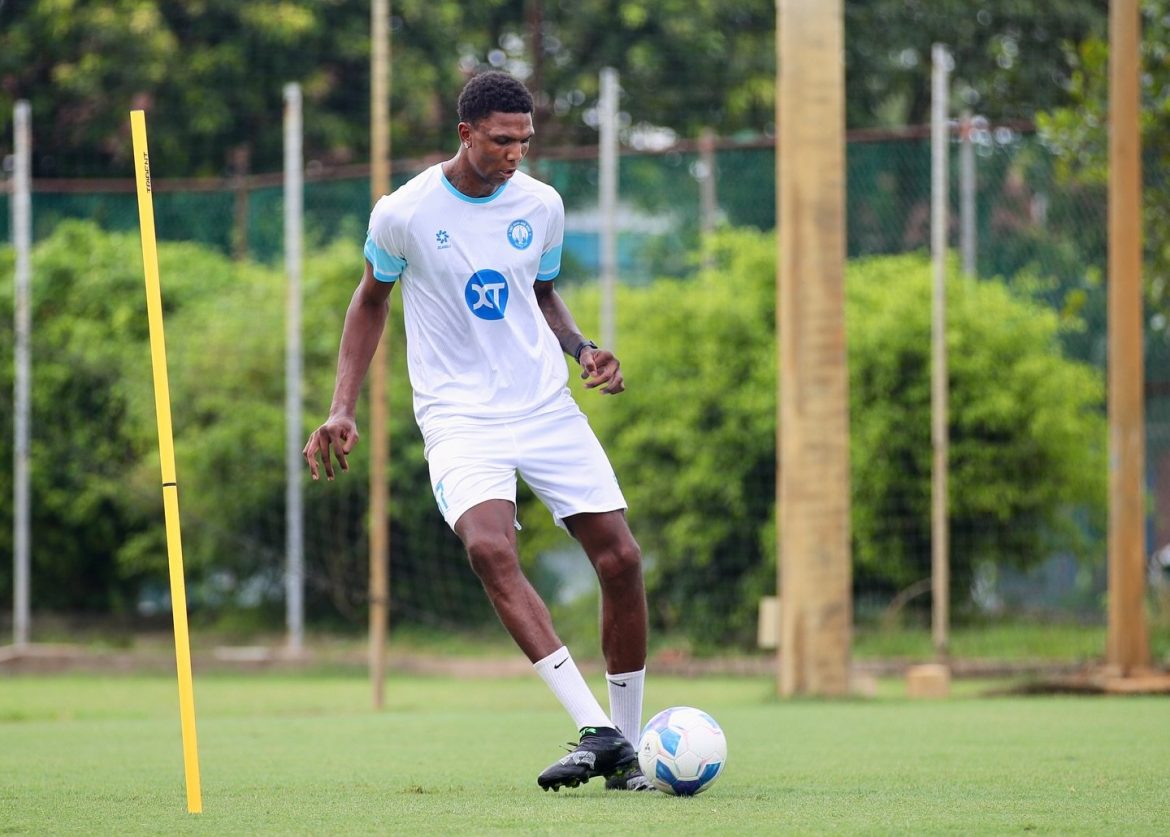 Đình Trọng “choáng” với tân binh cao 2m06 của Nam Định