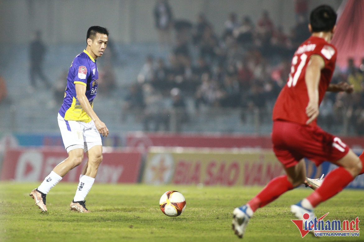 Do thám Hà Nội, HLV Thanh Hóa ‘đứng hình’ với siêu phẩm của Văn Quyết