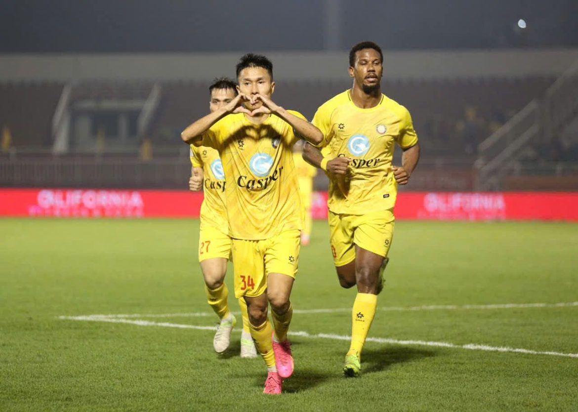 Doãn Ngọc Tân lập siêu phẩm, Thanh Hóa chia điểm trong trận cầu 4 bàn thắng