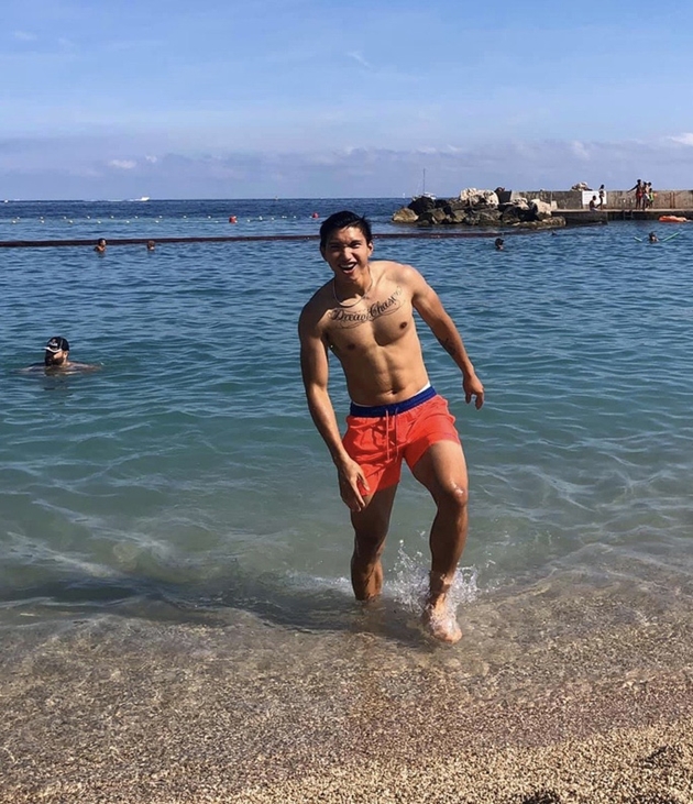 Đoàn Văn Hậu khoe cơ bắp trước khi trở về Việt Nam tái xuất V-League