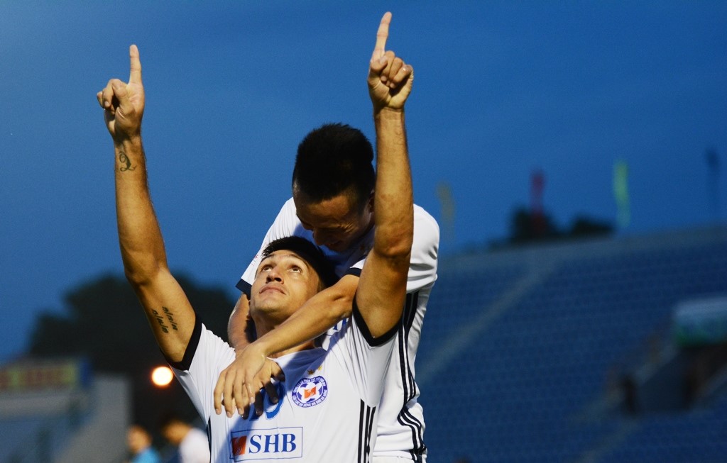 Đội bóng của HLV Lê Huỳnh Đức lên dẫn đầu V-League