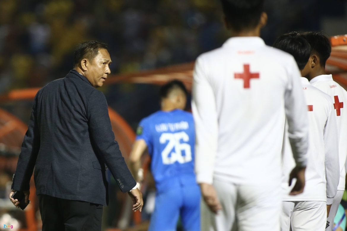 Đội khiêng cáng sân Bình Dương lại gây chuyện