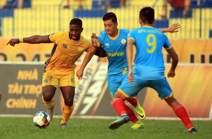 Dư âm vòng 6 V-League: HAGL thua trận thứ 4, pháo sáng nhuộm đỏ Hàng Đẫy