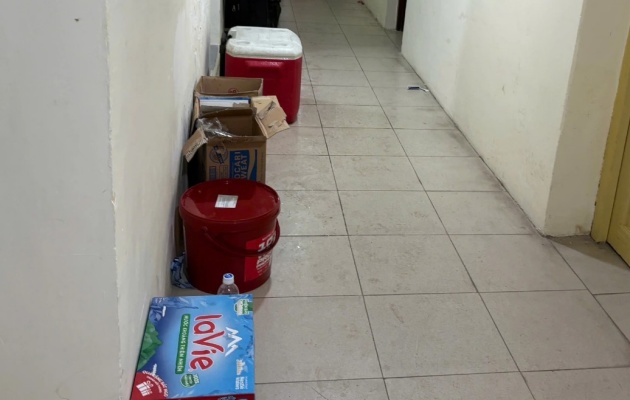 Dụng cụ, thiết bị của Thể Công Viettel nằm ngổn ngang ở hành lang