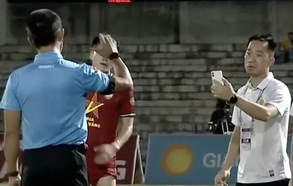 Dùng điện thoại quay trọng tài, phó đoàn CAHN phạm luật?