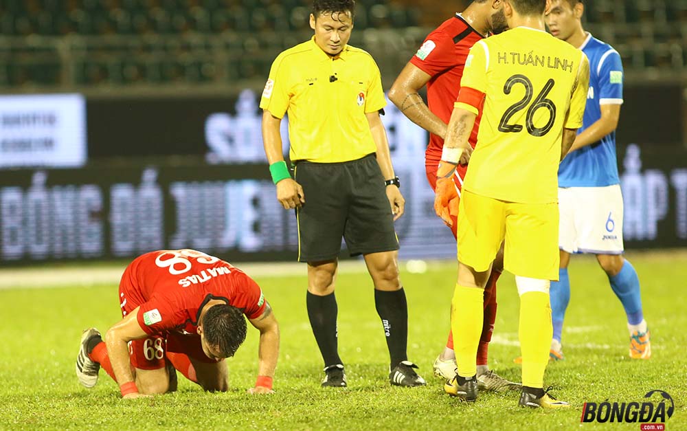 “Đứng tim” ngoại binh V-League suýt đột quỵ trên sân