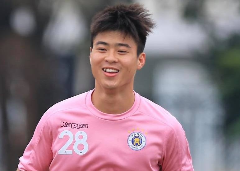 Duy Mạnh ghi bàn giúp CLB Hà Nội bám đuổi CAHN