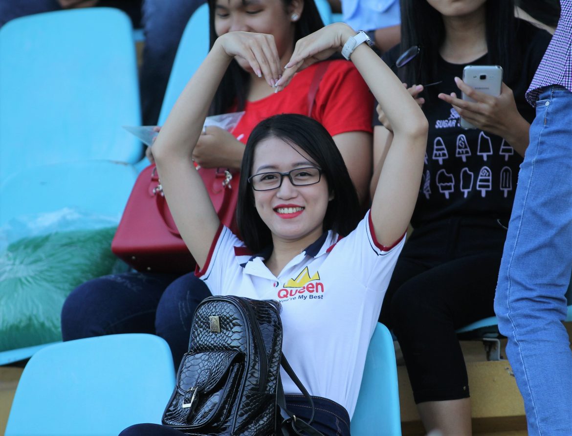 Fan nữ “thả thính” Công Phượng cùng đồng đội trên sân Long An