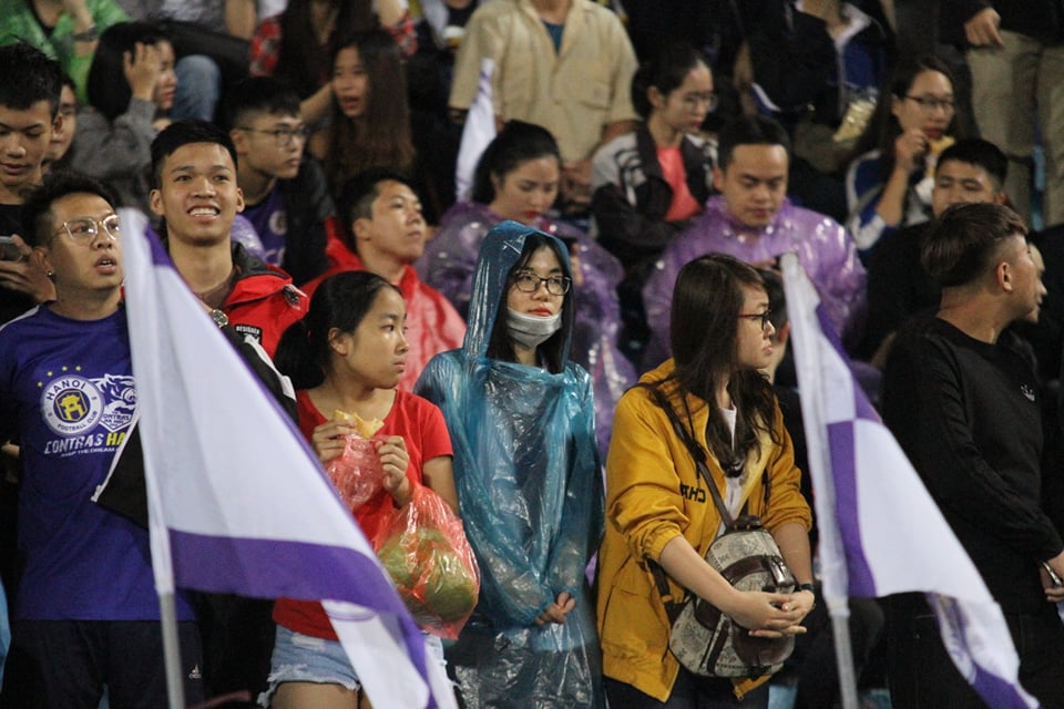 Fan Quang Hải, Duy Mạnh, Tiến Dũng đội mưa cổ vũ Derby thủ đô