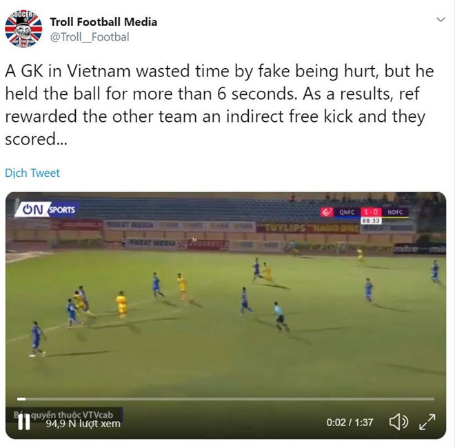 Fan quốc tế châm chọc pha câu giờ tai hại của thủ môn V-League