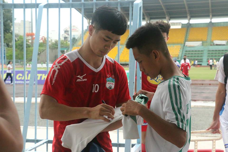 Fan Tây Đô vẫn mãi mãi một tình yêu với Công Phượng và HAGL