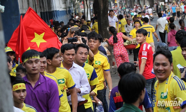 Fan xứ Nghệ mở hội trên sân Thống Nhất