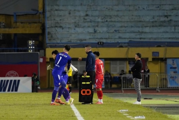 Filip Nguyễn động viên đàn em sau trận hòa trước Macarthur