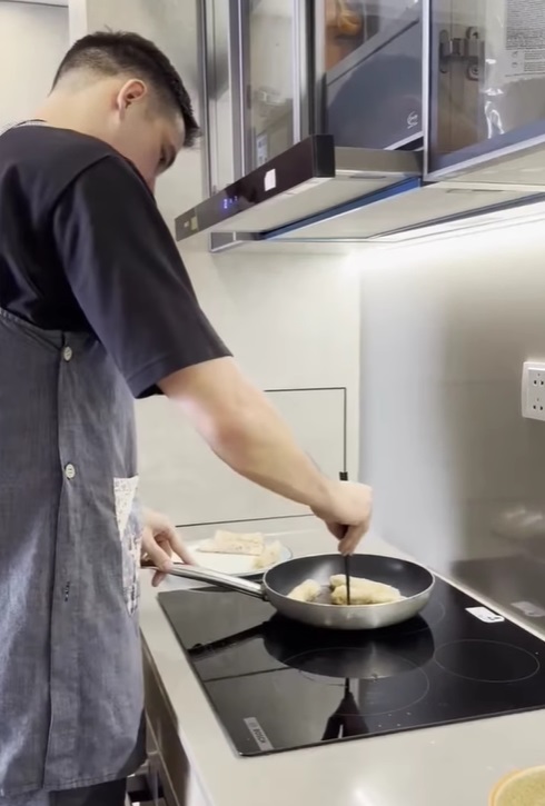 Filip Nguyễn trổ tài rán nem ngày Tết