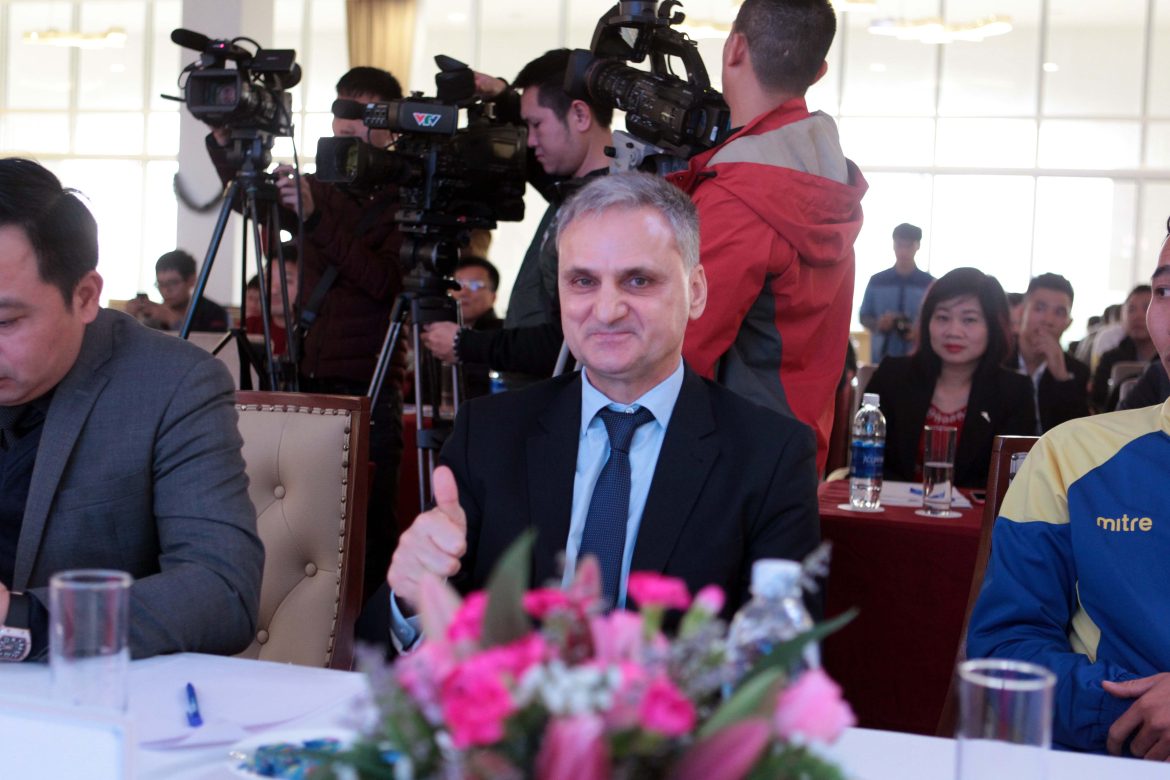 FLC Thanh Hóa ra mắt HLV Marian Mihail, hứa hẹn Top 3 V-League