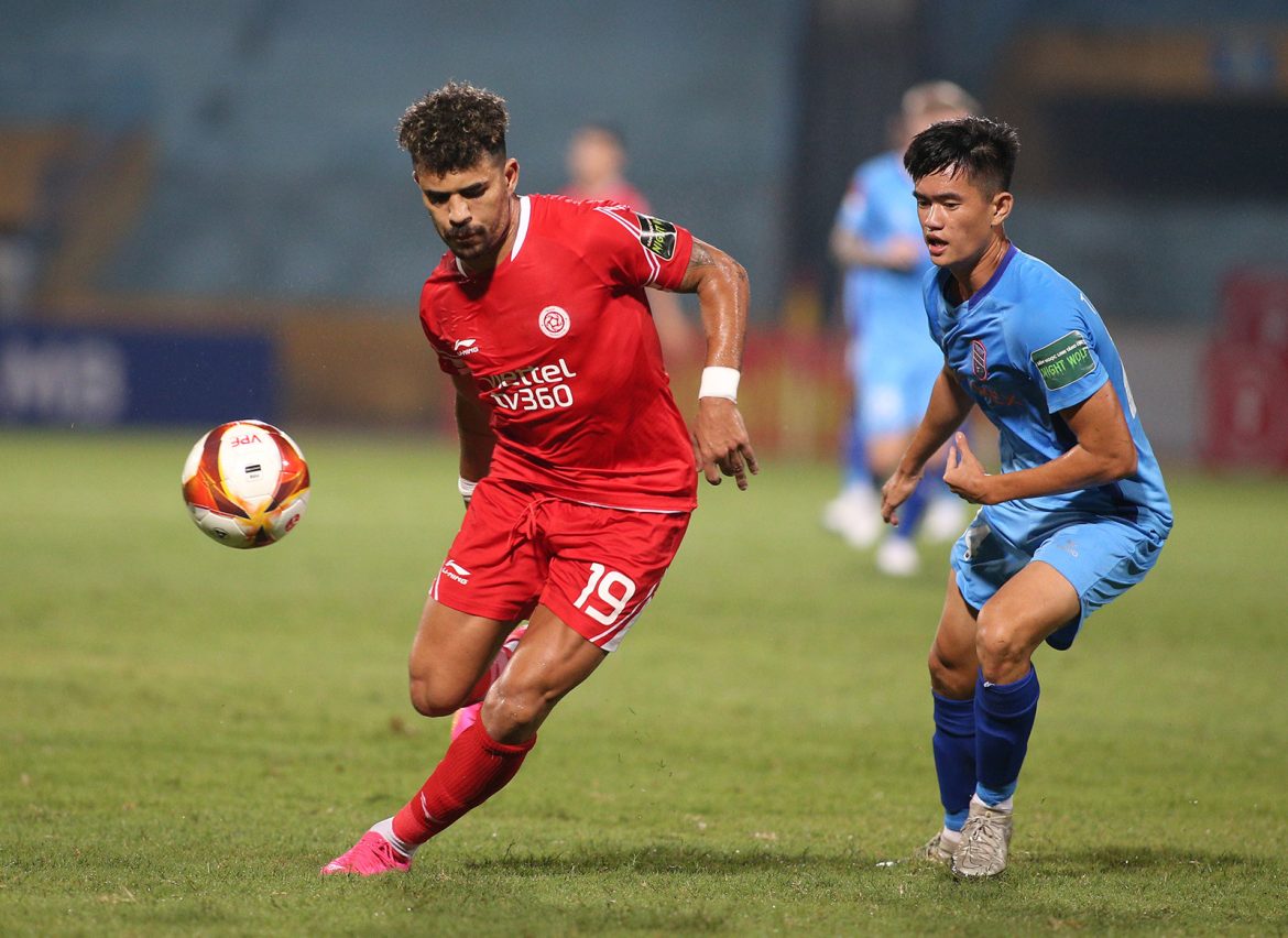 Ghi bàn sau 9 năm vắng bóng vì án phạt, cựu tuyển thủ Việt Nam bật khóc