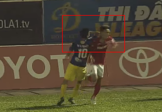 Giật chỏ Xuân Tú, Văn Quyết nhận án kỷ luật của VFF