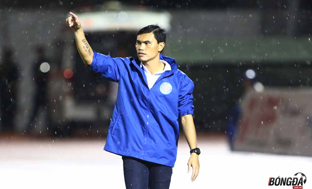 Gục ngã tại phố núi, HLV Sài Gòn FC tố trọng tài quên thổi phạt đền