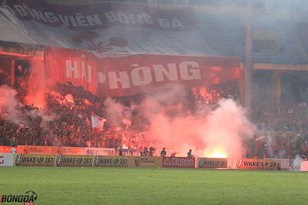 Hà Nội đá sân không khán giả vì CĐV Hải Phòng: “Quýt làm, cam chịu”?