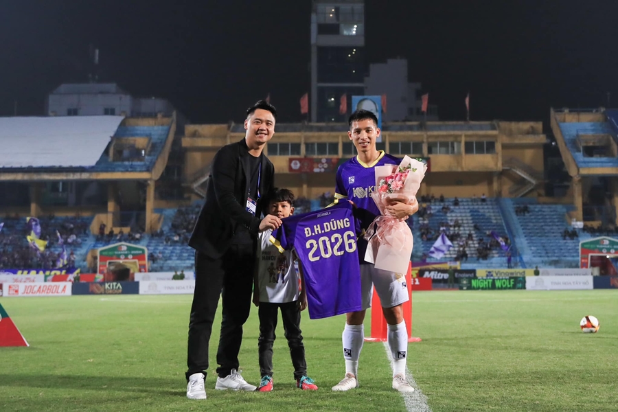 Hà Nội FC khoe chữ ký mới trong ngày hạ đẹp SLNA