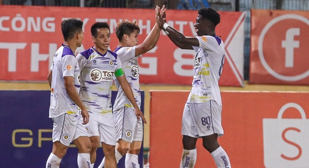 Hà Nội FC thắng 2-0 dù mất người, tiếp tục bám đuổi Nam Định