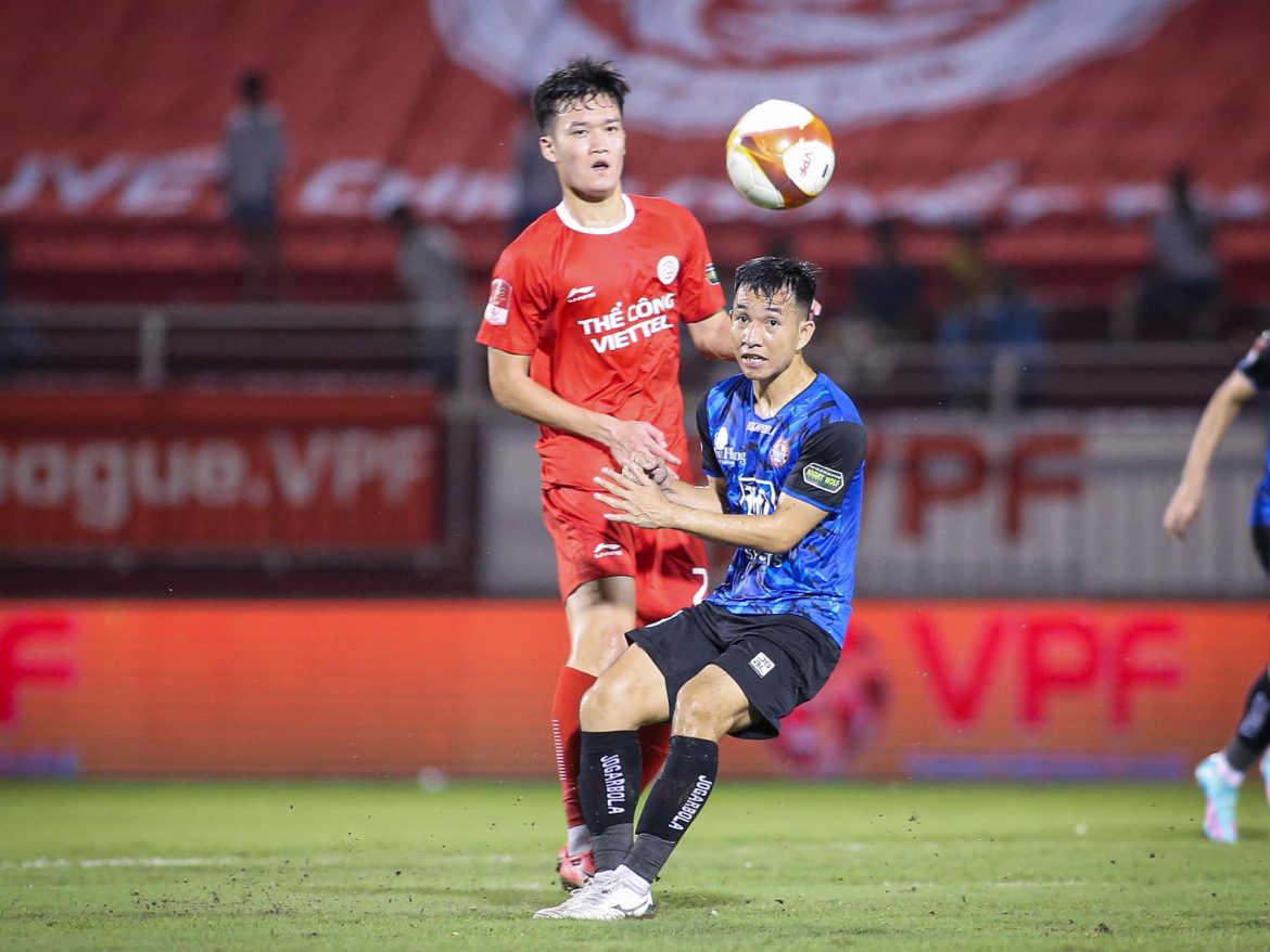 Hạ Viettel, HLV TP.HCM lên tiếng về việc “bỏ túi” Hoàng Đức