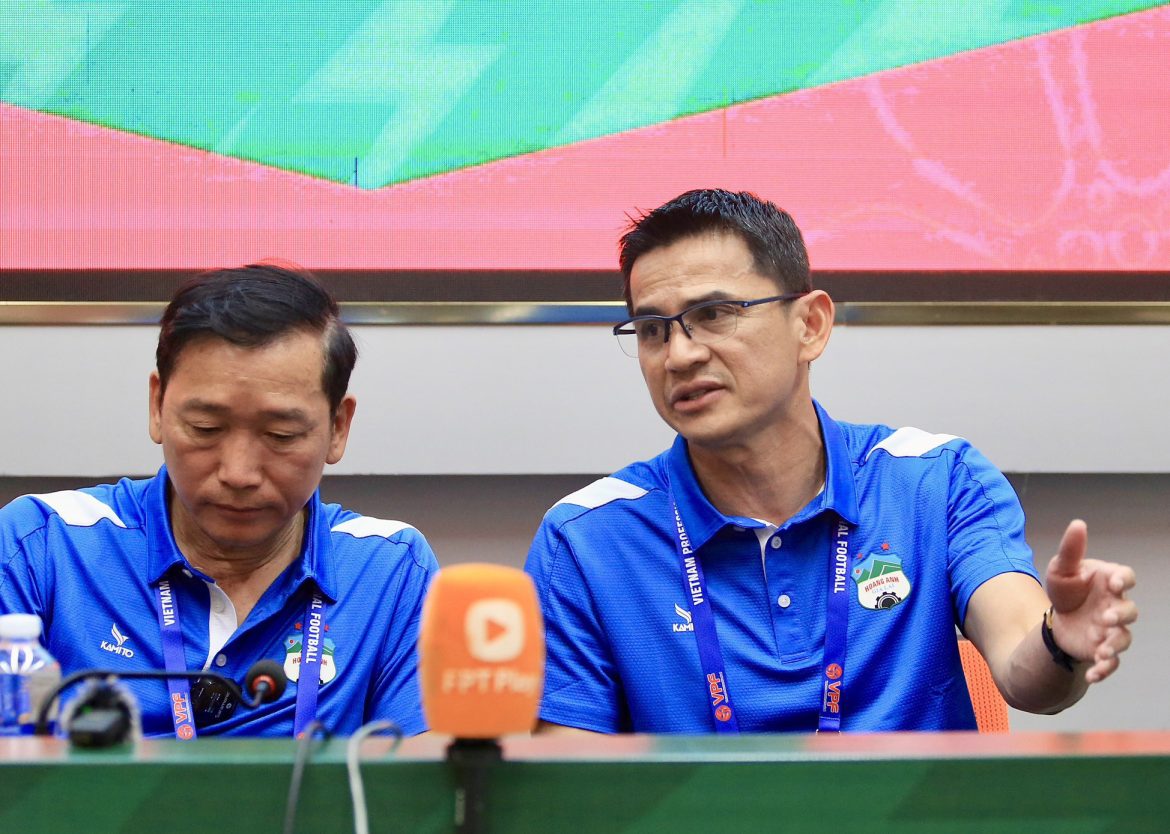 HAGL bị phạt penalty, Kiatisuk nói thẳng suy nghĩ về VAR