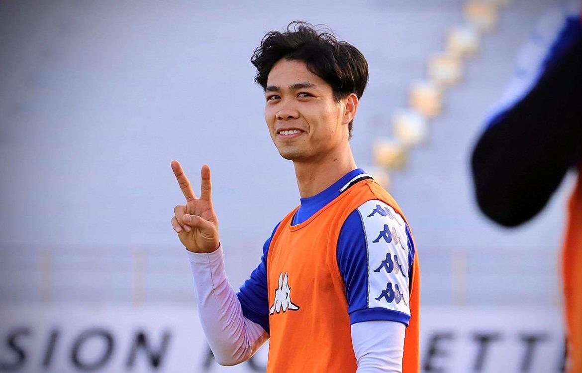 HAGL chiến thắng, Kiatisak nói về vị trí mới của Công Phượng