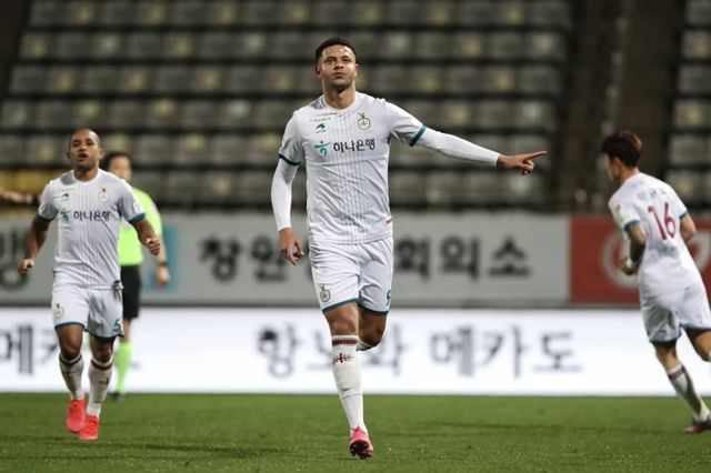 HAGL chiêu mộ tiền đạo Brazil cao 1m97