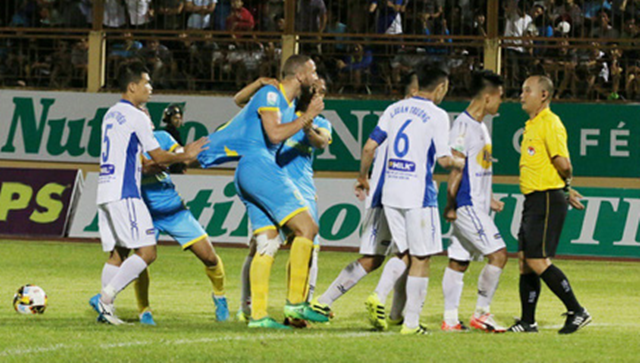 HAGL yêu cầu BTC “mổ băng” quả phạt 11m