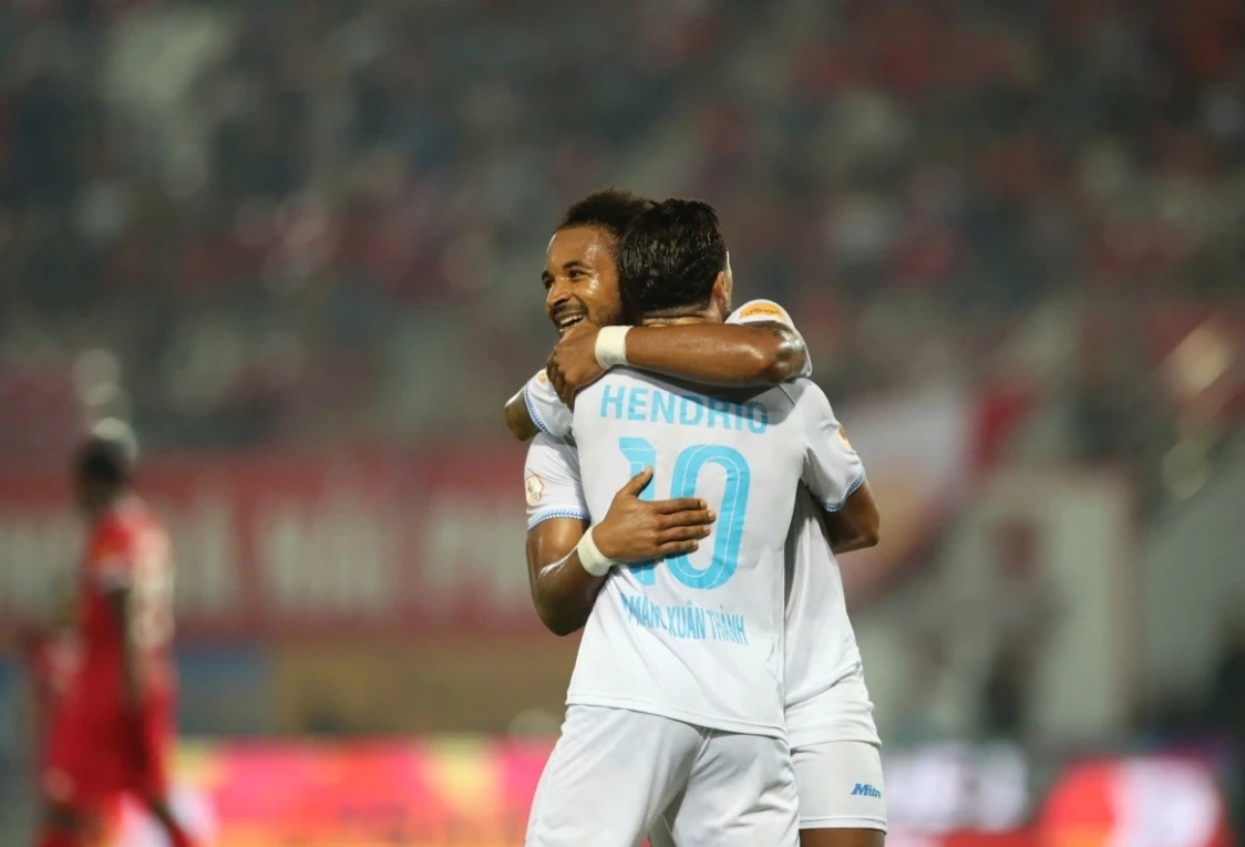 Hải Phòng 1-2 Nam Định: Ngày của ngoại binh; 2 thái cực