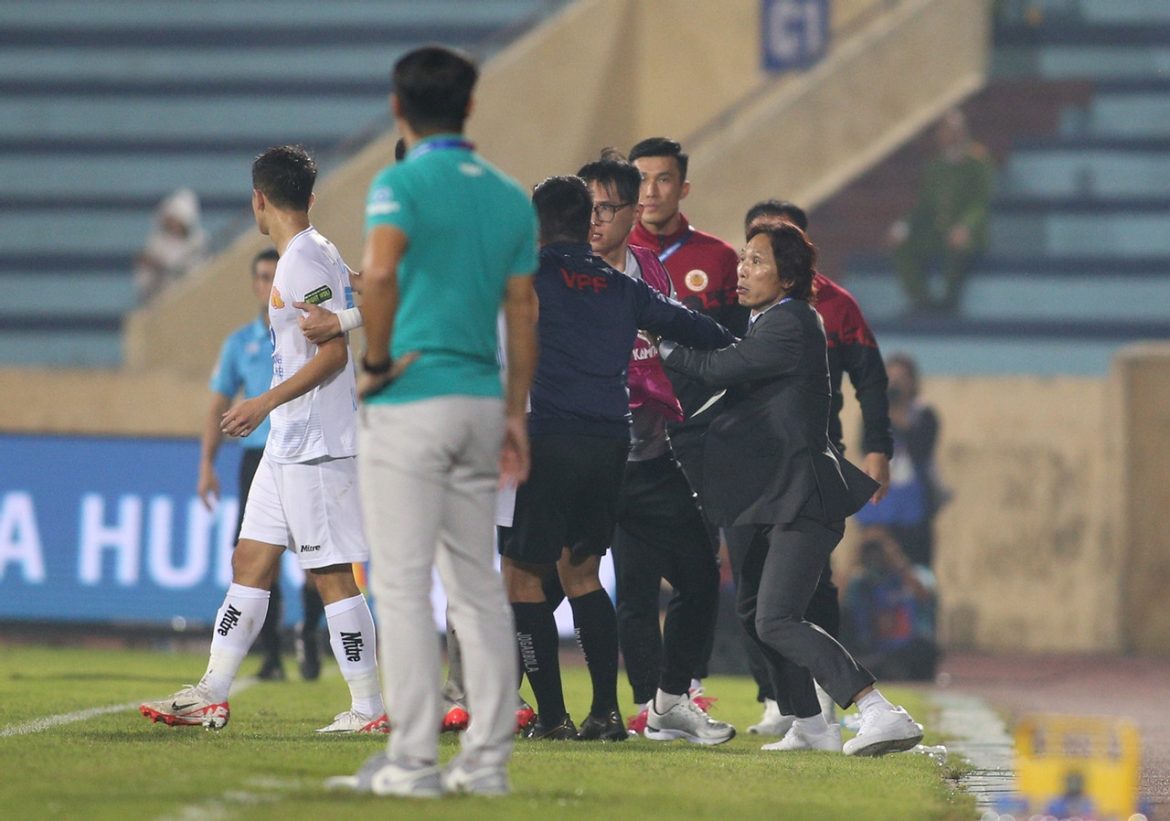 Hậu vệ Nam Định nói gì sau va chạm với HLV Gong Oh-kyun?