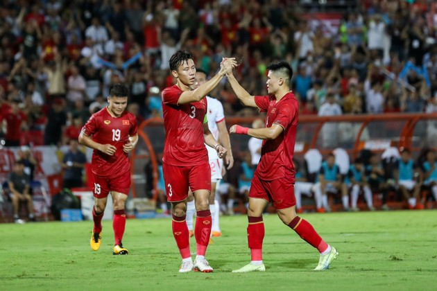 Hậu vệ tuyển Anh bị chê chuyền kém hơn Quế Ngọc Hải; Bất ngờ tương lai Văn Thanh, Hồ Tấn Tài