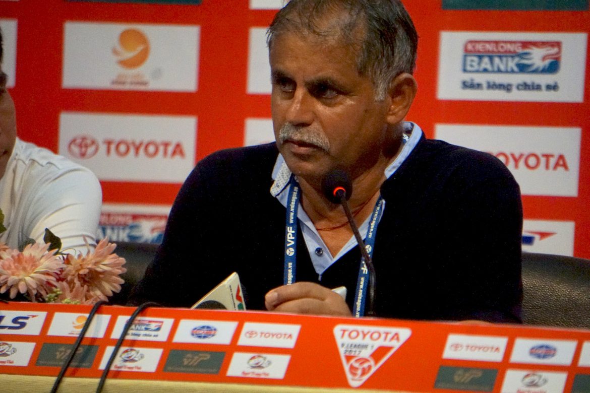 HLV  Alain Fiard nói gì vụ Công Vinh mời Miura, Hữu Thắng?