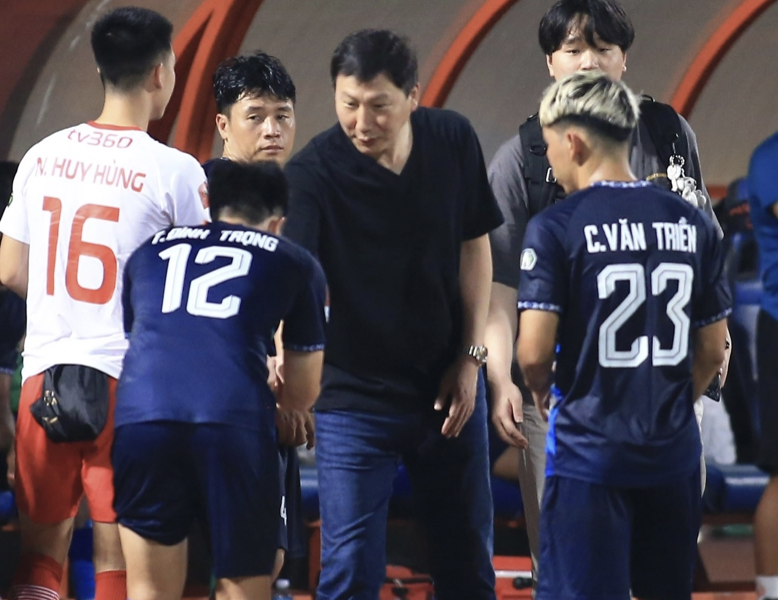 HLV Bình Định nói thẳng khả năng Đình Trọng trở lại ĐT Việt Nam