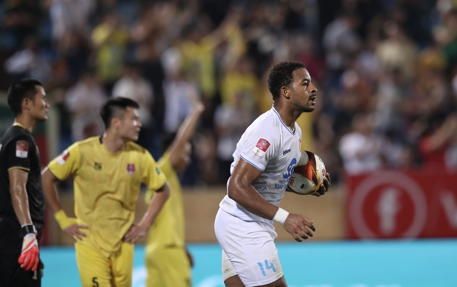 HLV Chu Đình Nghiêm nhận xét bất ngờ về hàng thủ Nam Định