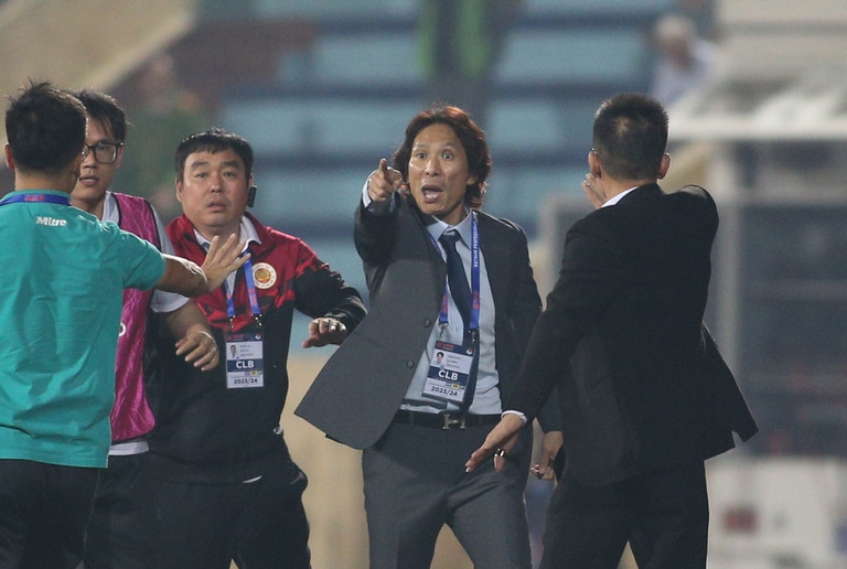 HLV Gong Oh-kyun tố bị cầu thủ Nam Định đánh vào ngực