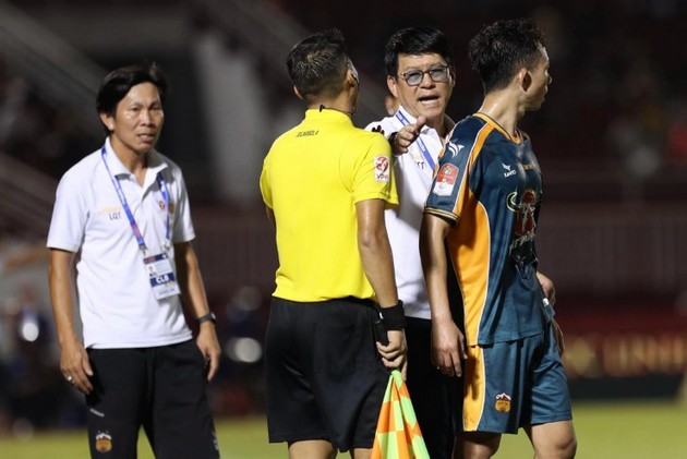 HLV HAGL ‘cứng họng’ vì bị đáp trả; HLV Polking tuyên bố hùng hồn về CAHN