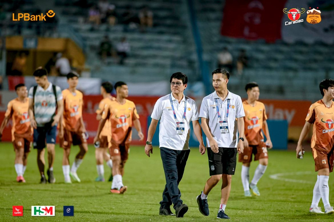 HLV HAGL: “Đừng có mất bóng rồi lại đứng yên”