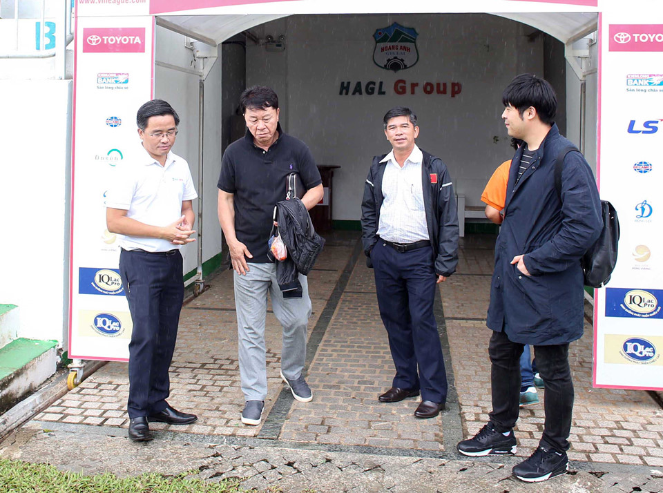HLV Hàn Quốc thích thú với cơ ngơi của CLB HAGL
