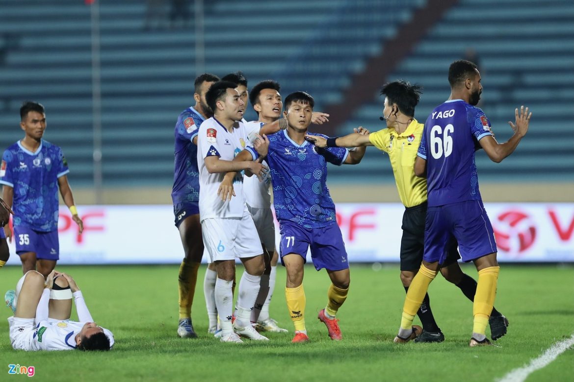 HLV Khánh Hòa bức xúc với trọng tài