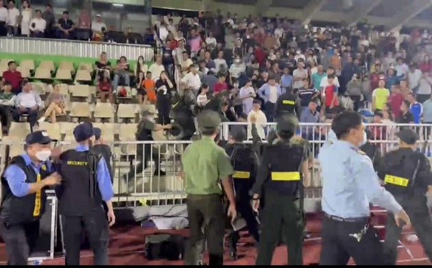 HLV Khánh Hòa từ chức; Hình ảnh xấu xí tại V-League lên báo quốc tế