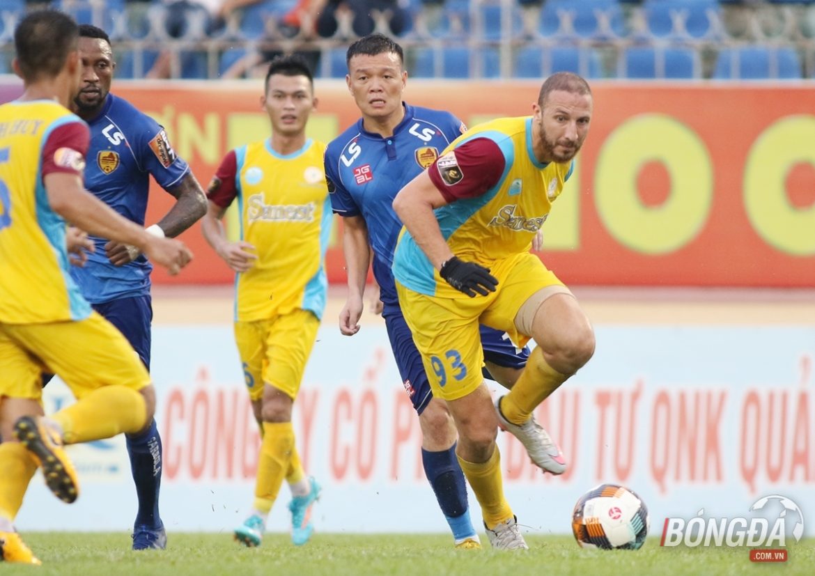 HLV Khánh Hòa và tuyển thủ Tuấn Mạnh thất thần trước viễn cảnh xuống hạng