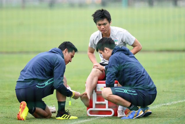 HLV Kiatisak toát mồ hôi với chấn thương của Tuấn Anh trước trận Viettel