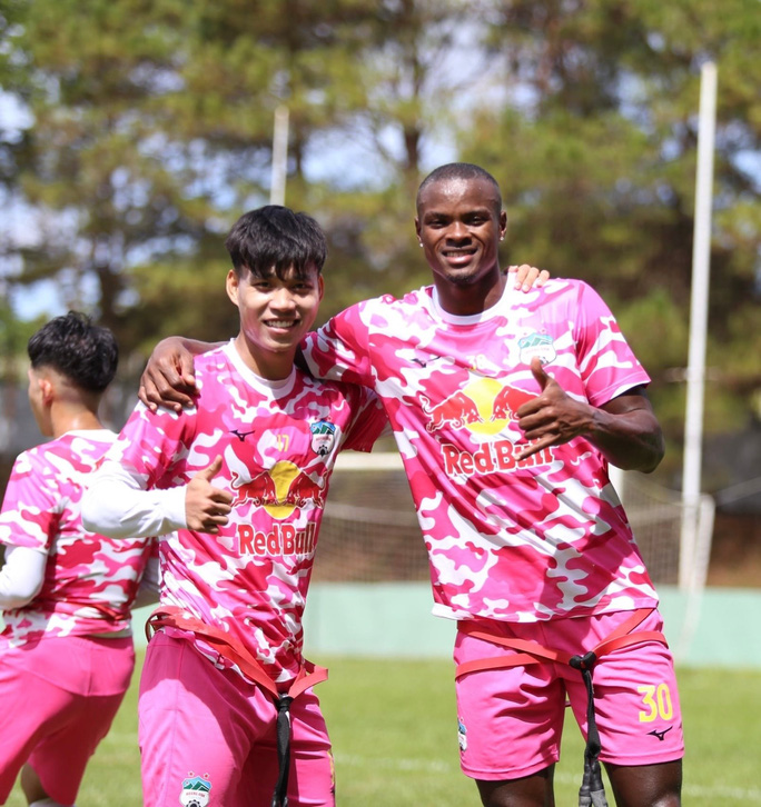 HLV Kiatisuk chốt danh sách HAGL dự V-League, dùng 12 cầu thủ sinh sau năm 2000