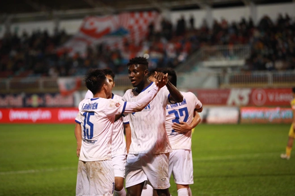 HLV Kiatisuk: ‘Đua theo đội Hà Nội là nói đùa thôi’